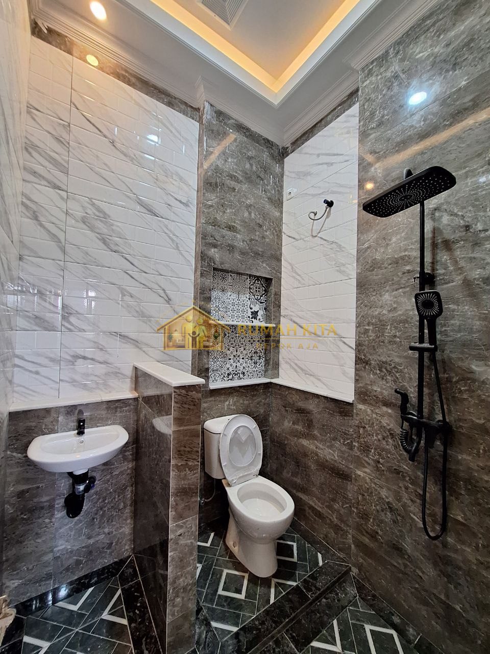 Kamar Mandi Rumah Dekat Stasiun Depok Lama