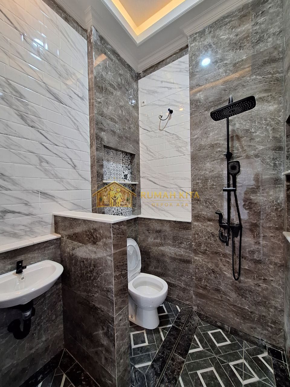 Kamar Mandi Rumah Dekat Stasiun Depok Lama