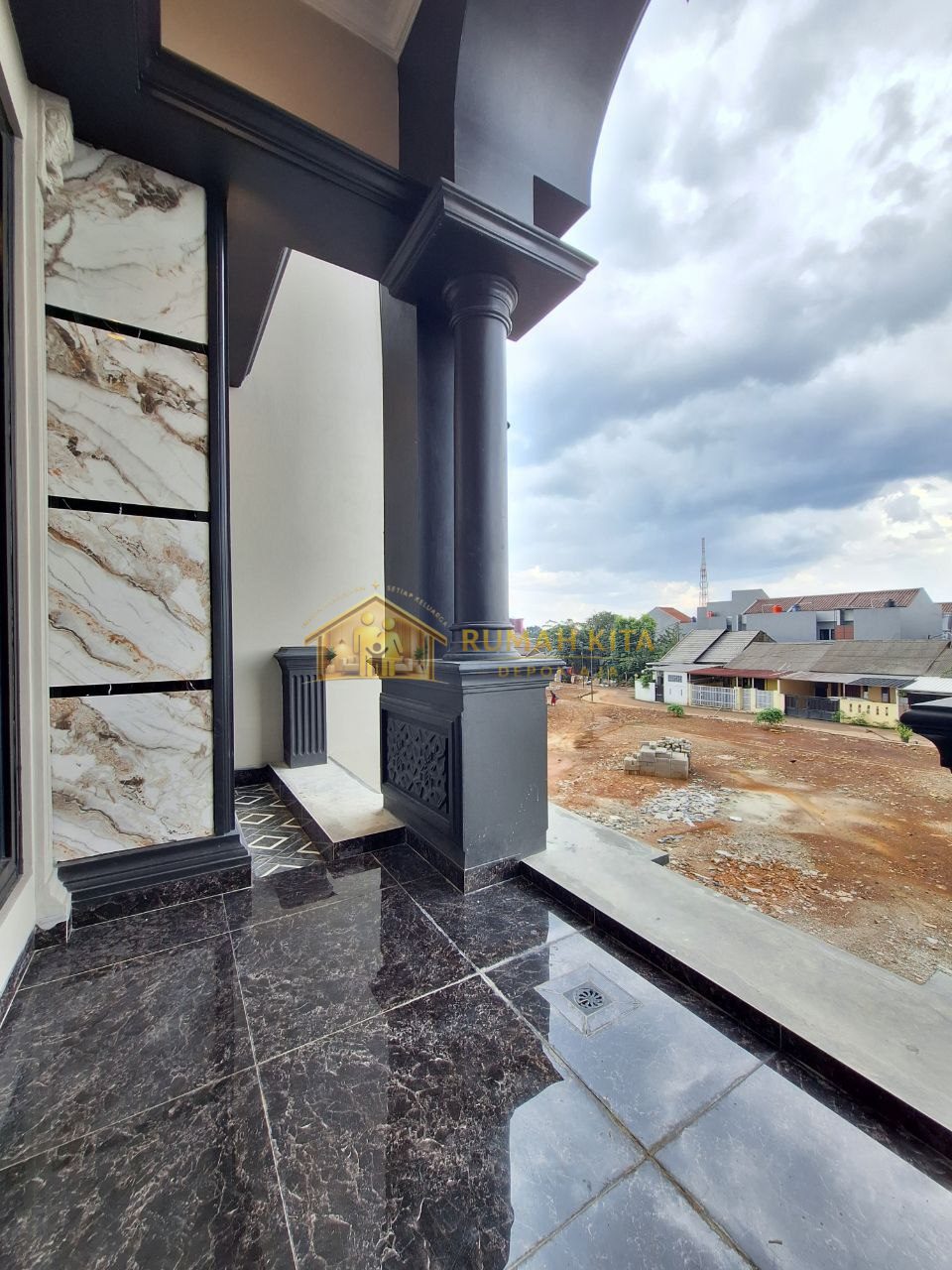 Balkon Rumah Dekat Stasiun Depok Lama
