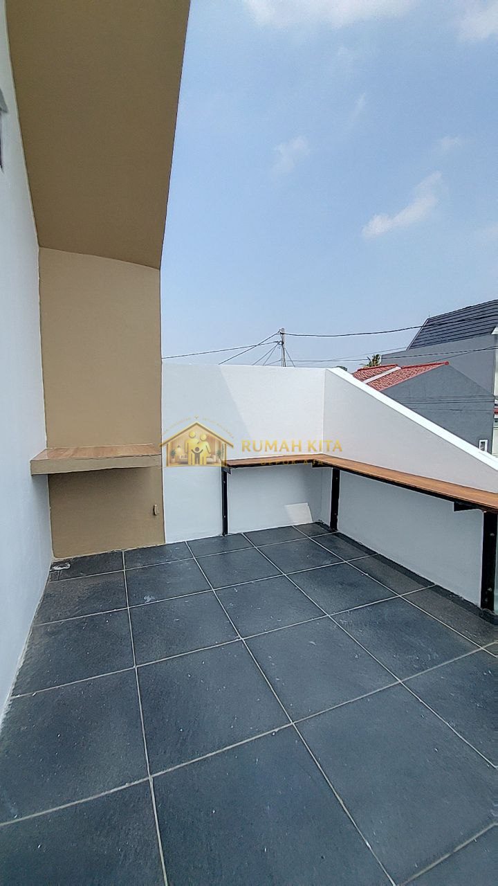 Balkon Rumah Dekat Pintu Tol Limo Depok