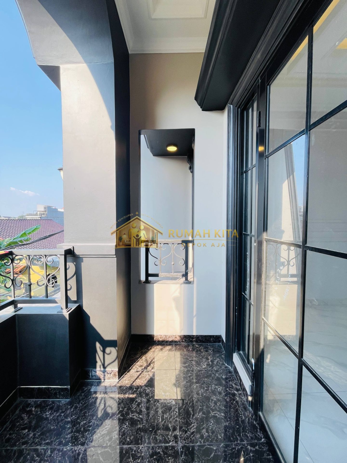 Balkon Rumah 2 Lantai Mewah Luxury Siap Huni di Sukmajaya Depok