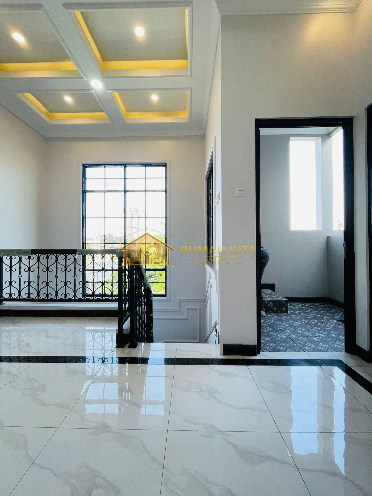 Ruang Keluarga Rumah 2 Lantai Mewah Luxury Siap Huni di Sukmajaya Depok