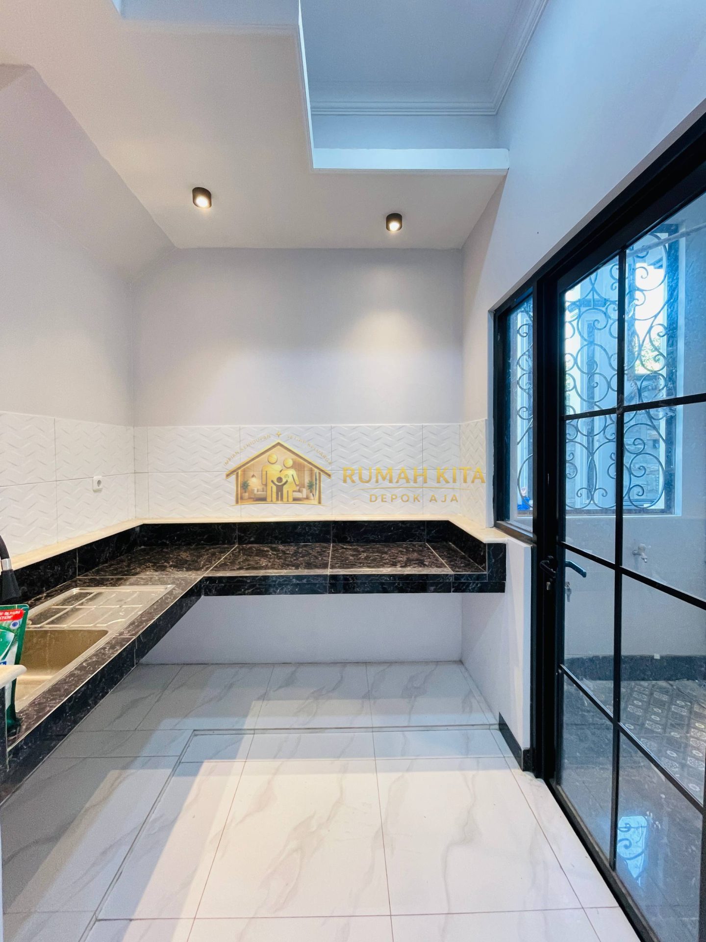 Dapur Rumah 2 Lantai Mewah Luxury Siap Huni di Sukmajaya Depok