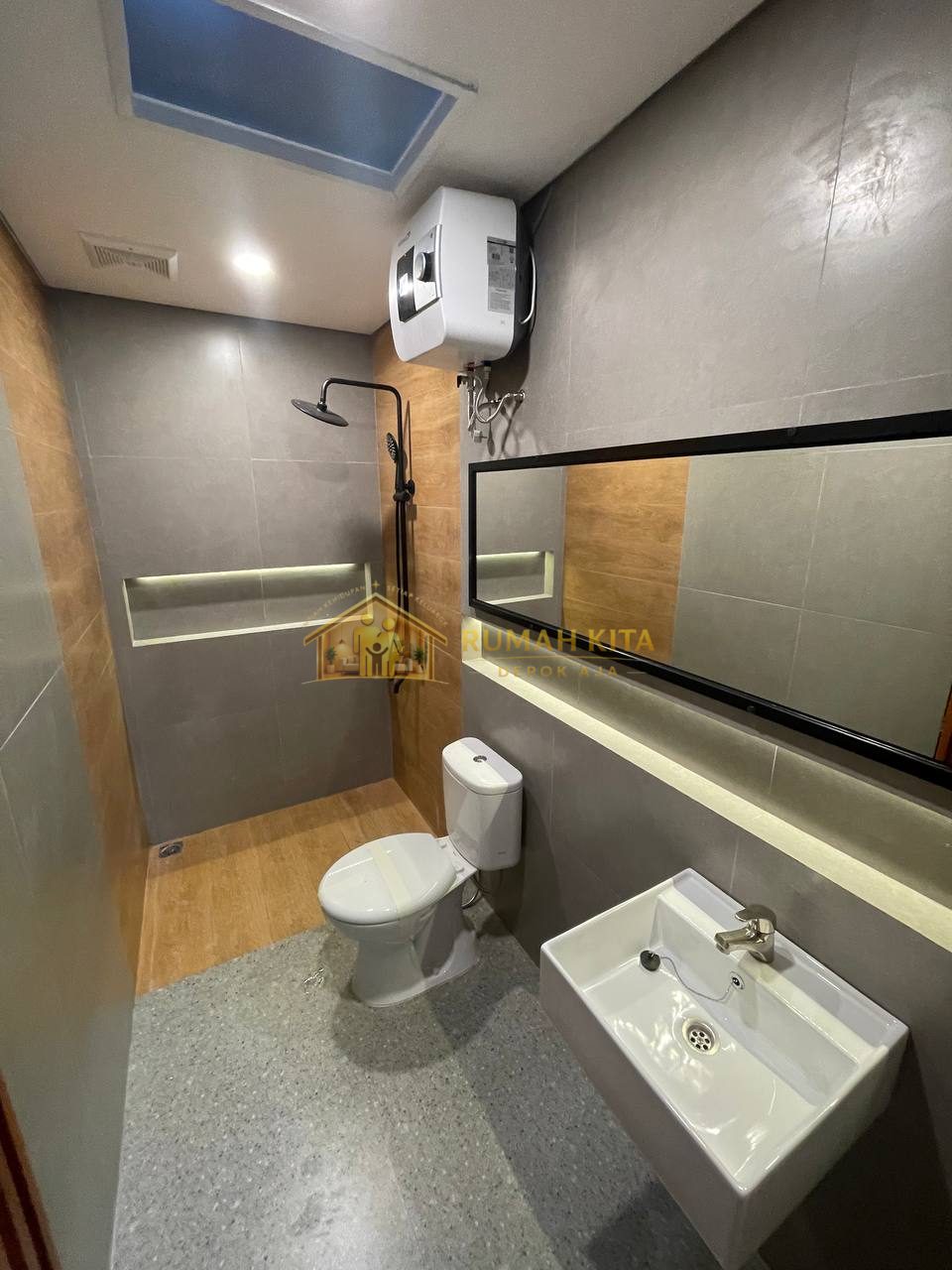 Kamar Mandi Rumah Dekat Perbatasan Pamulang di Bojongsari Depok