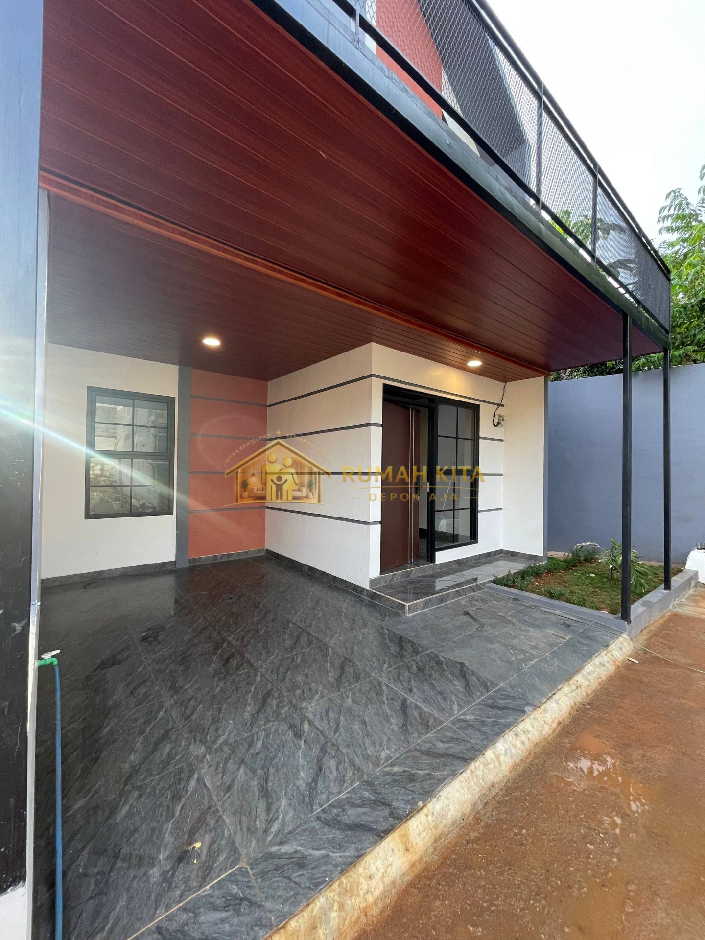 Carport Rumah 2 Lantai Dekat Stasiun Citayam di Sawangan Depok