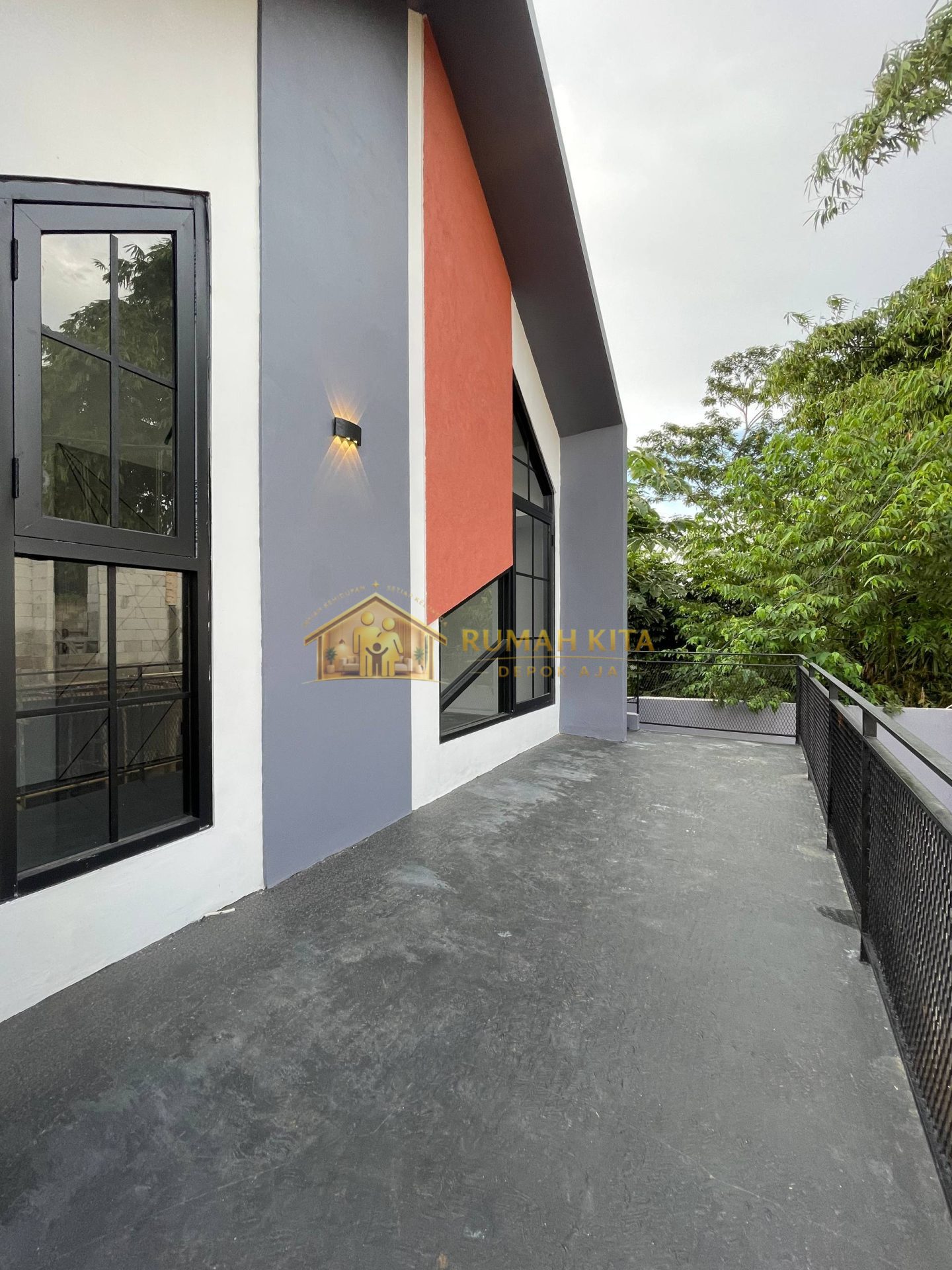 Balkon Rumah 2 Lantai Dekat Stasiun Citayam di Sawangan Depok
