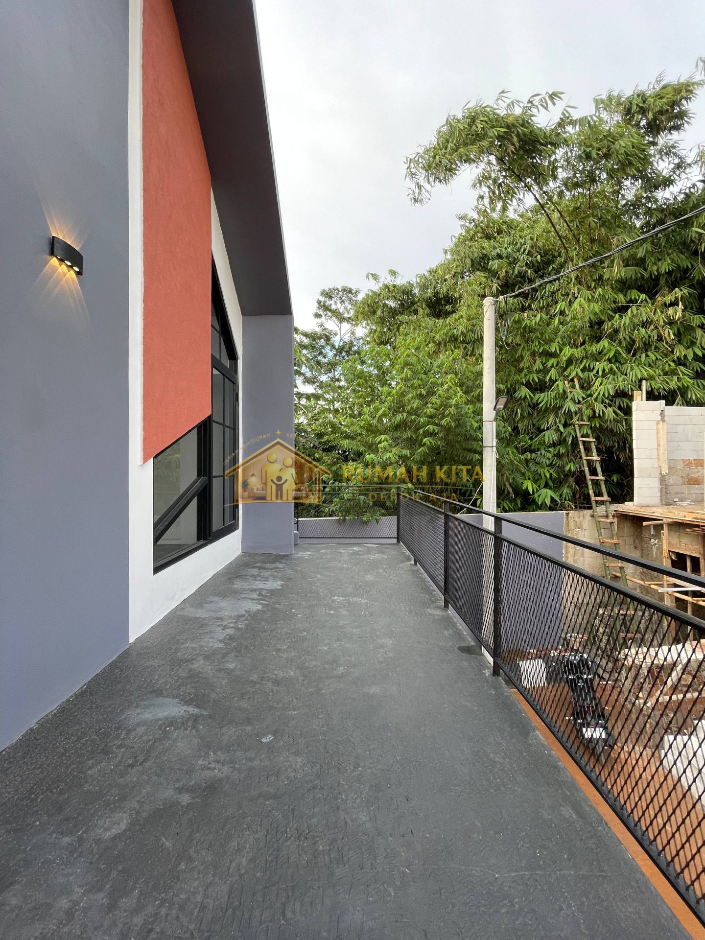 Balkon Rumah 2 Lantai Dekat Stasiun Citayam di Sawangan Depok