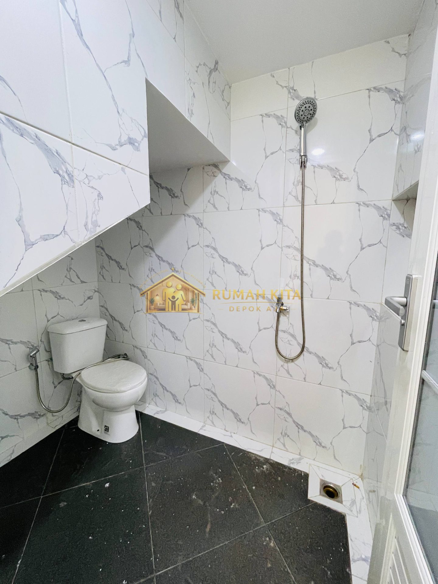 Kamar Mandi Rumah 2 Lantai di Tirta Jaya Sukmajaya Depok