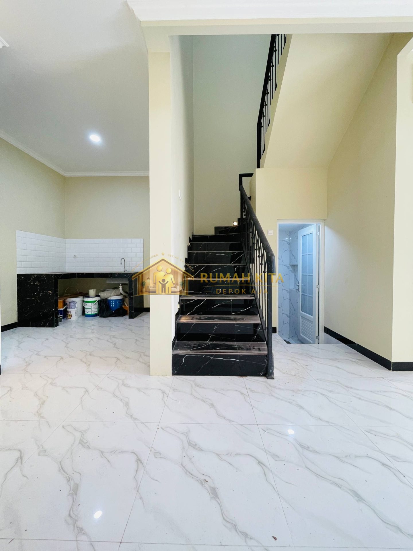 Ruang Makan Rumah 2 Lantai di Tirta Jaya Sukmajaya Depok