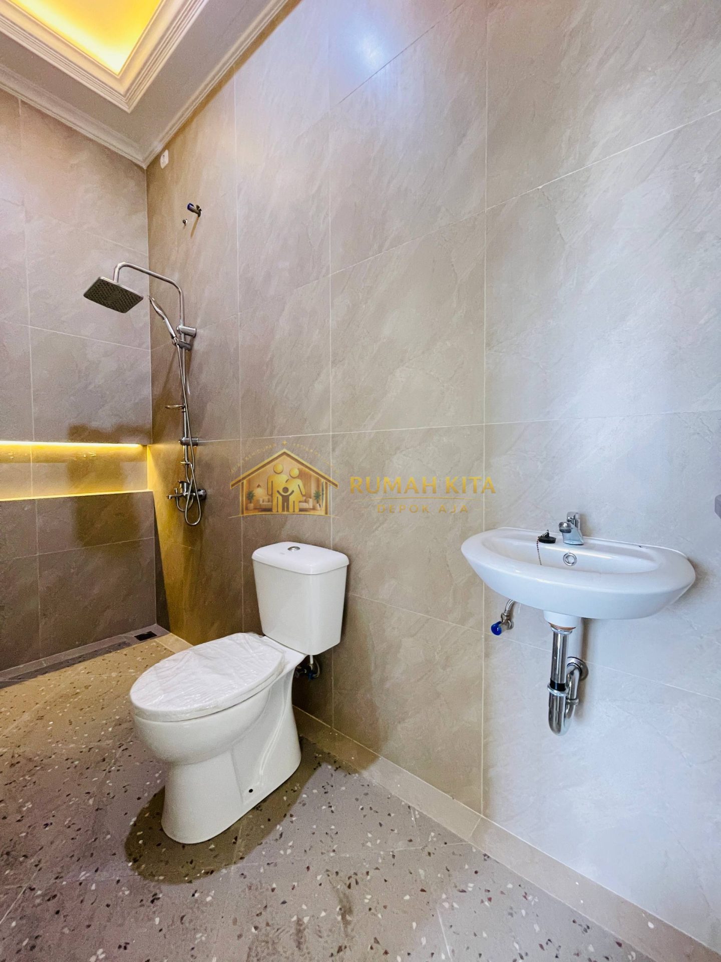 Kamar Mandi Rumah 2 Lantai di Tirta Jaya Sukmajaya Depok