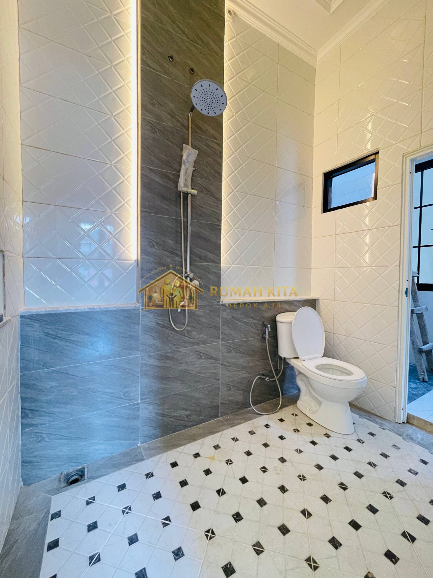 Kamar Mandi Rumah Mewah 1 Lantai Bergaya Amerika Klasik Ready Stock di Kalimulya Depok