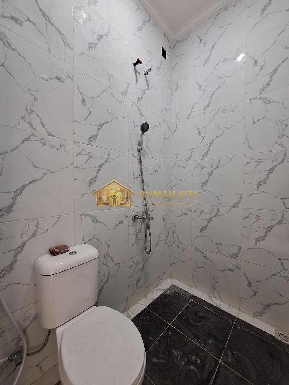 Kamar Mandi Rumah 2 Lantai Dekat Pasar Pucung GDC Depok