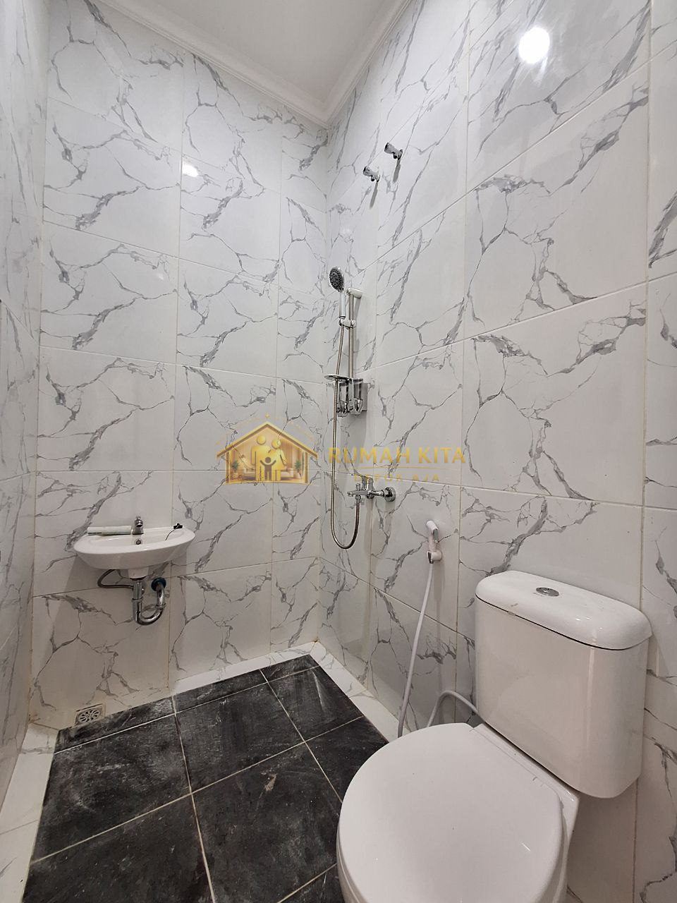 Kamar Mandi Rumah 2 Lantai Dekat Pasar Pucung GDC Depok