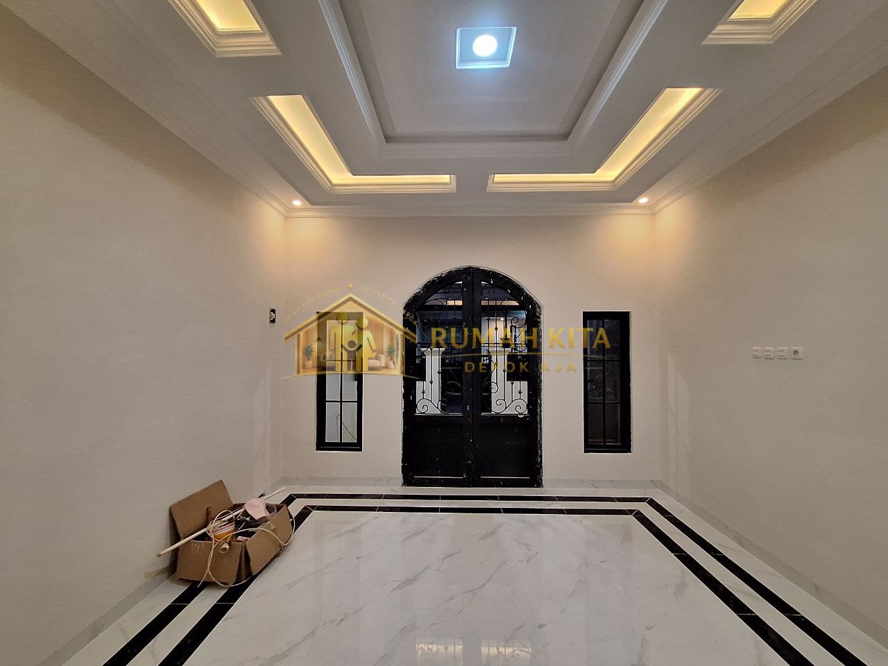 Ruang Tamu Rumah 2 Lantai Nempel Kawasan Grand Depok City