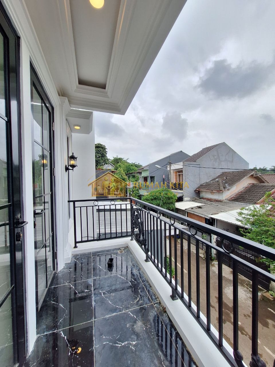 Balkon Rumah 2 Lantai Dekat Pasar Pucung GDC Depok