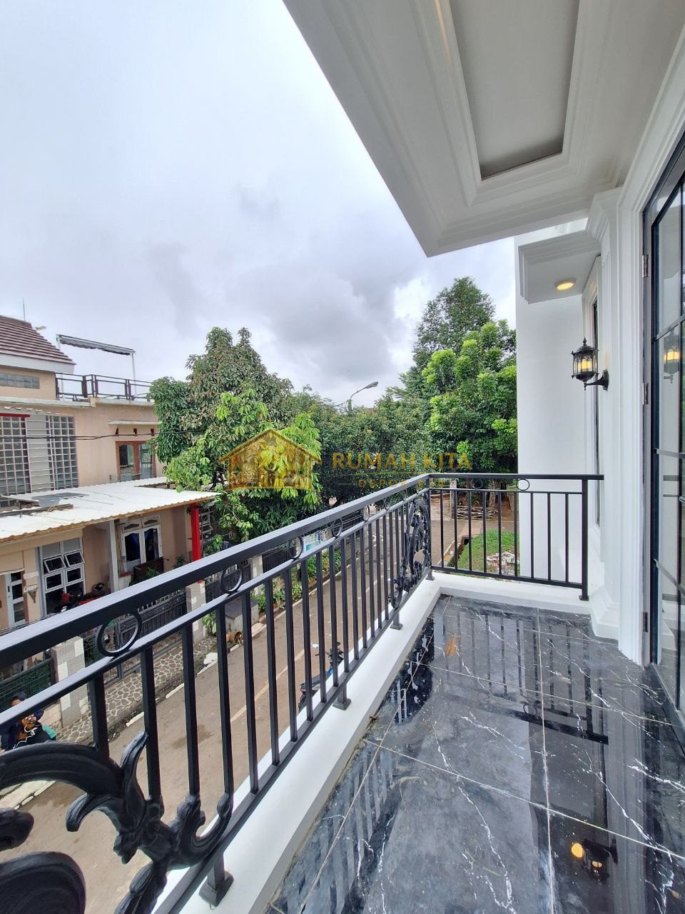 Balkon Rumah 2 Lantai Dekat Pasar Pucung GDC Depok
