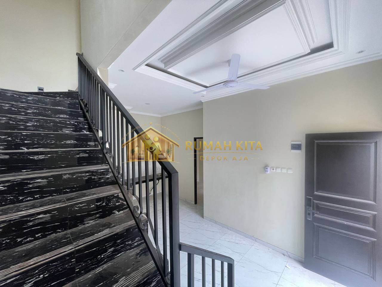 Tangga Rumah 2 Lantai Dekat Stasiun Depok Lama di Sukmajaya