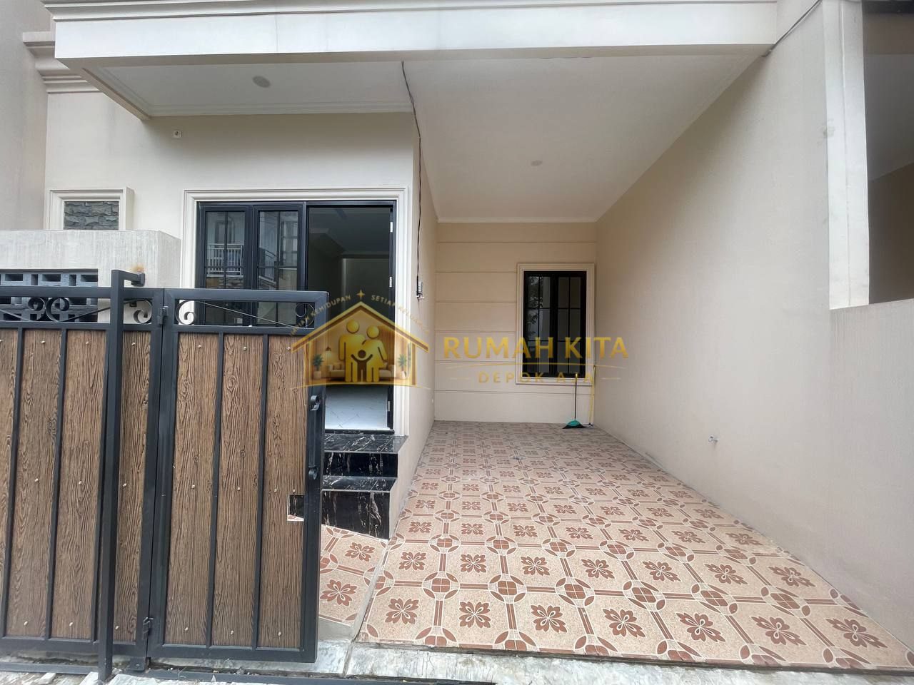 Carport Rumah 2 Lantai Dekat Stasiun Depok Lama di Sukmajaya