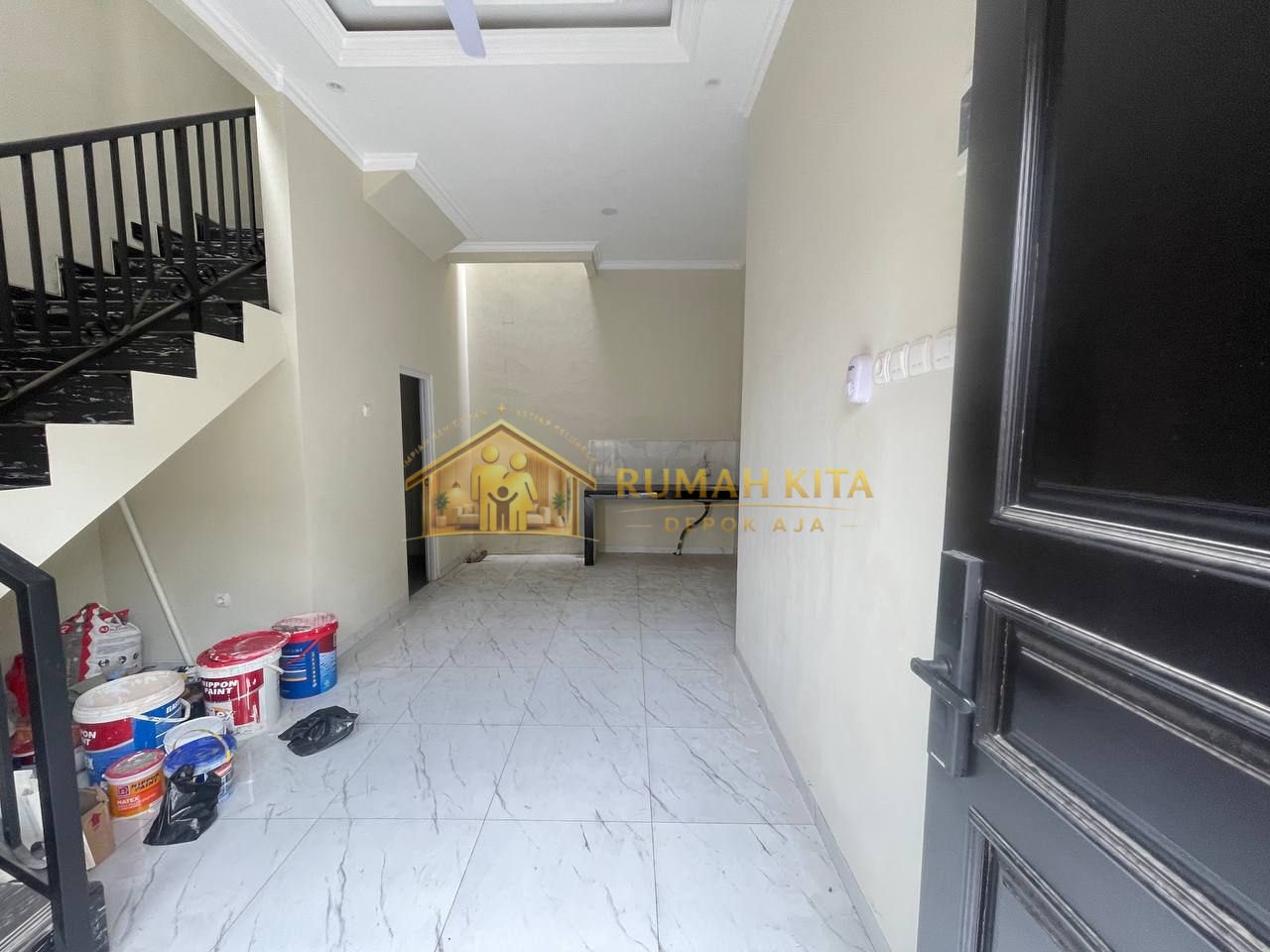 Ruang Tamu Rumah 2 Lantai Dekat Stasiun Depok Lama di Sukmajaya