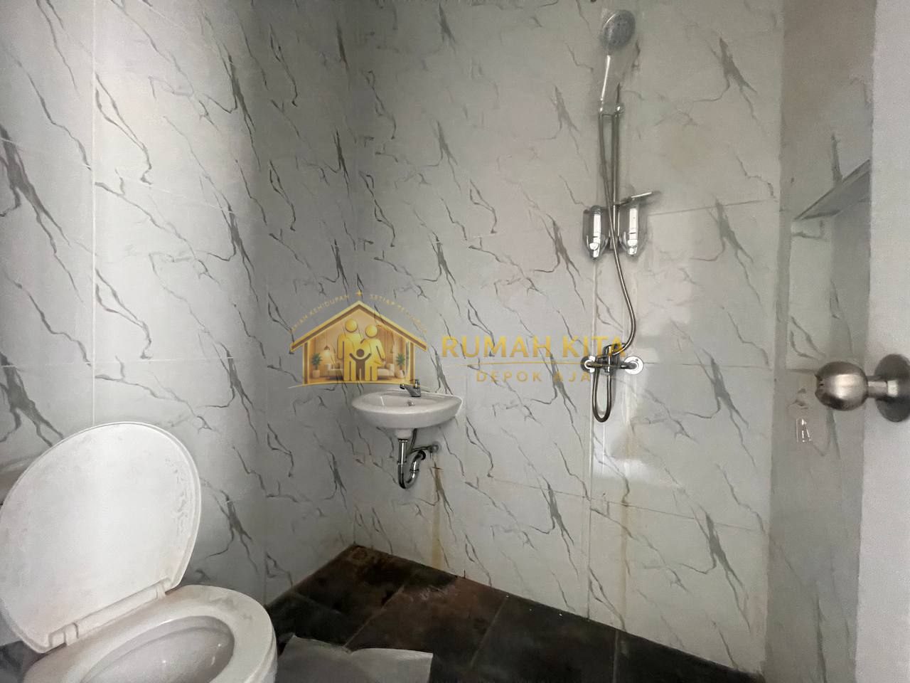 Kamar Mandi Rumah 2 Lantai Dekat Stasiun Depok Lama di Sukmajaya
