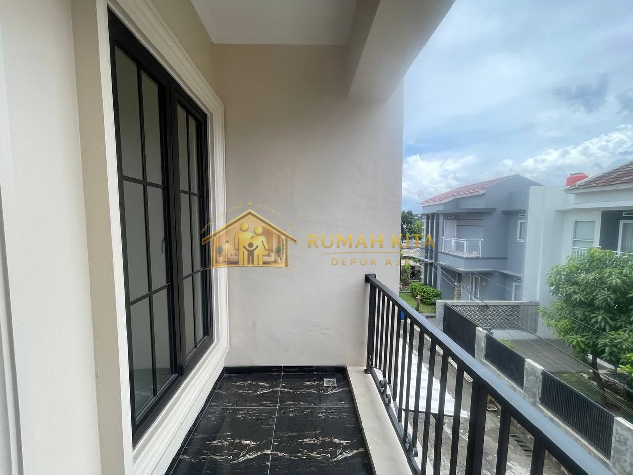 Balkon Rumah 2 Lantai Dekat Stasiun Depok Lama di Sukmajaya