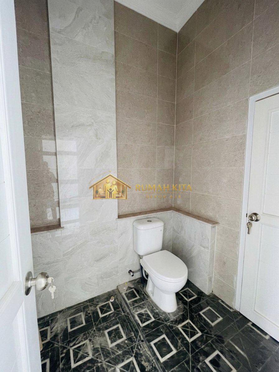 Kamar Mandi Rumah 2 Lantai Dekat RS HGA dan Stasiun Depok Lama di Sukmajaya Depok