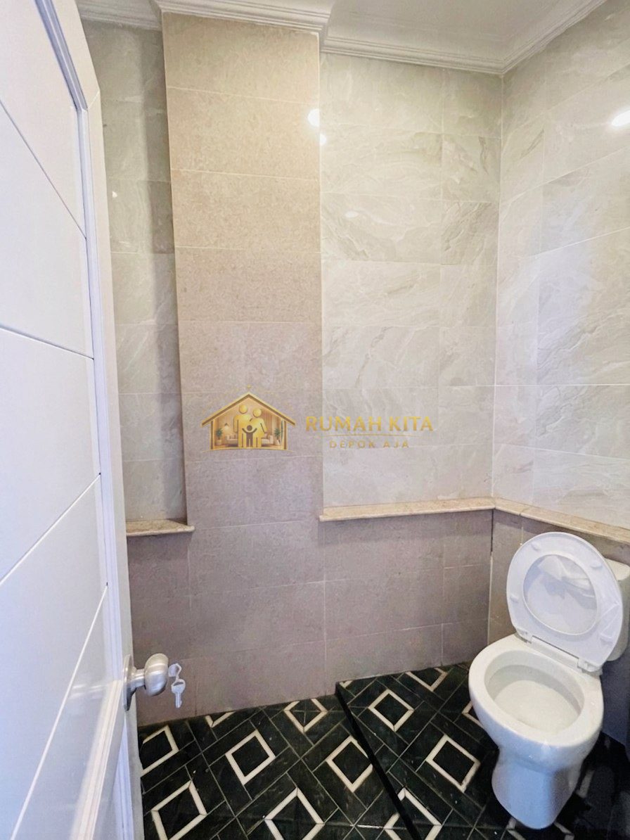 Kamar Mandi Rumah 2 Lantai Dekat RS HGA dan Stasiun Depok Lama di Sukmajaya Depok