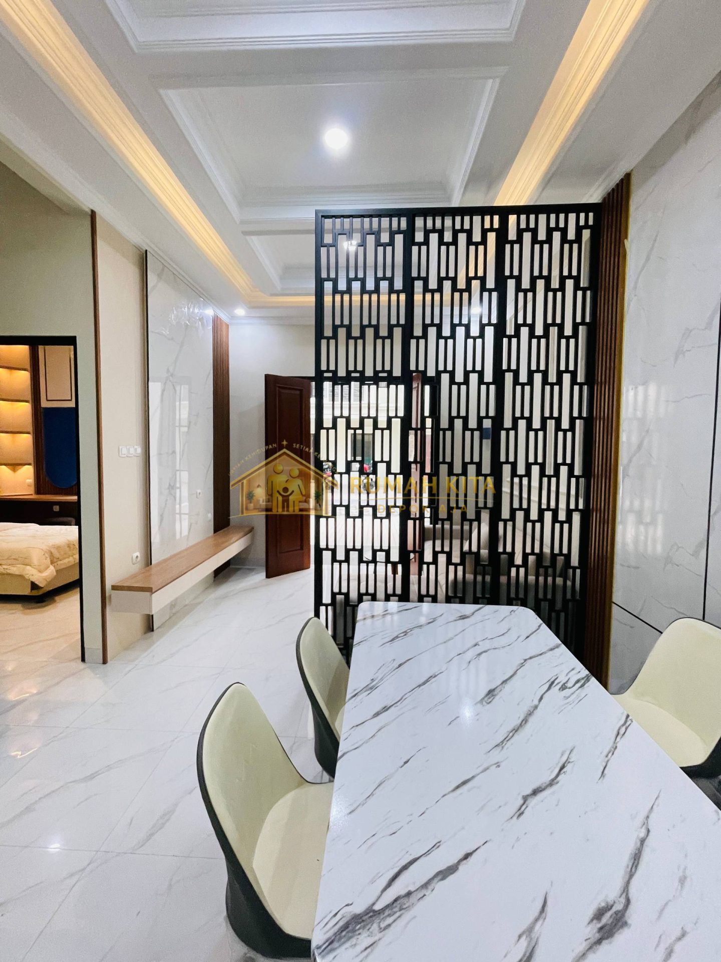 Ruang Makan Rumah 2 Lantai Dekat Grand Depok City di Cilodong