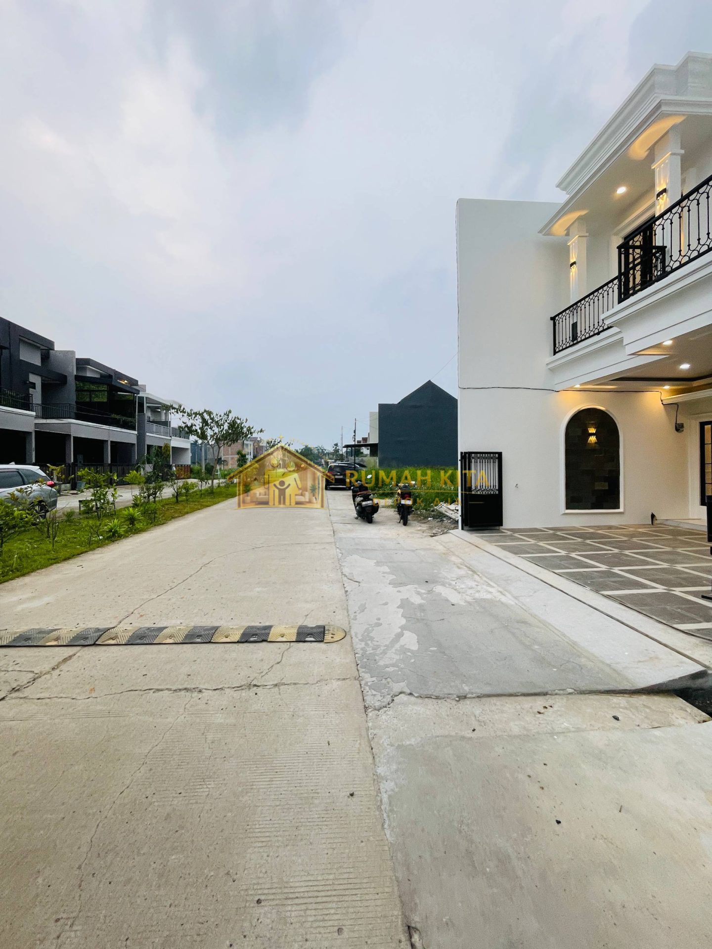 Akses Jalan Rumah Mewah 2 Lantai Bergaya Klasik Lokasi Strategis di GDC Depok