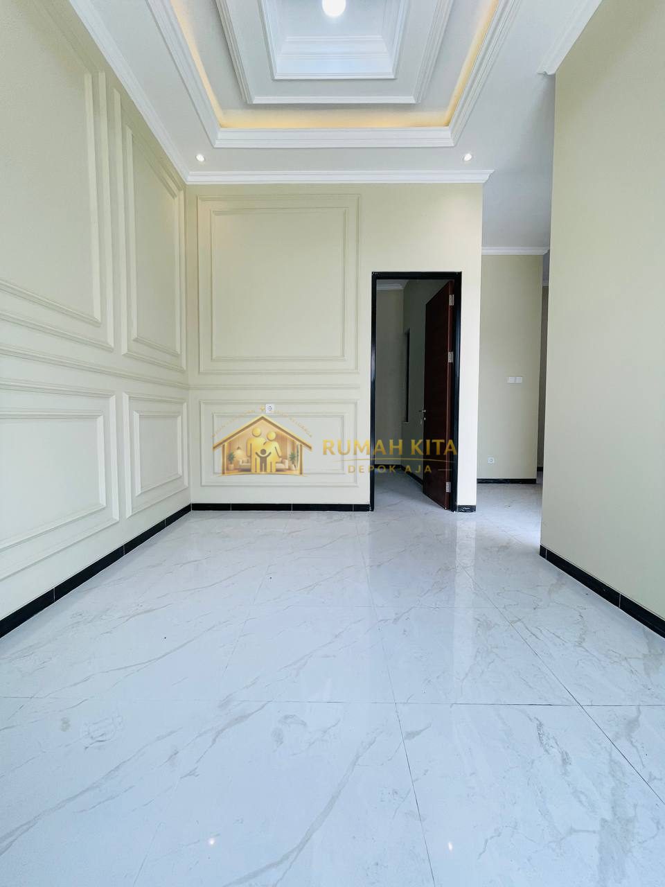 Ruang Tamu Rumah 2 Lantai Gaya Classic Mewah di Kelapa Dua Depok