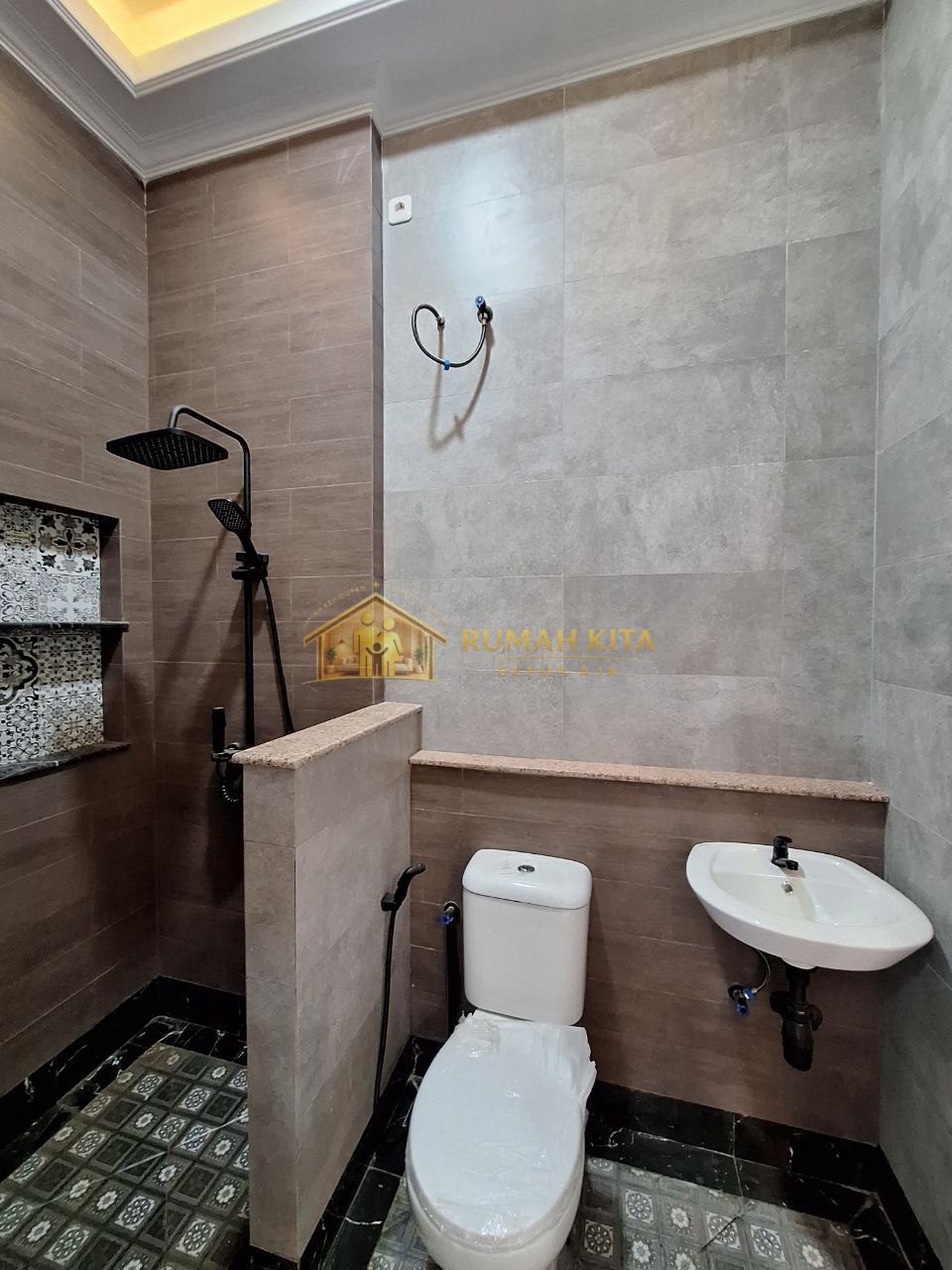 Kamar Mandi Rumah 2 Lantai Mewah Siap Huni di Sukmajaya Depok