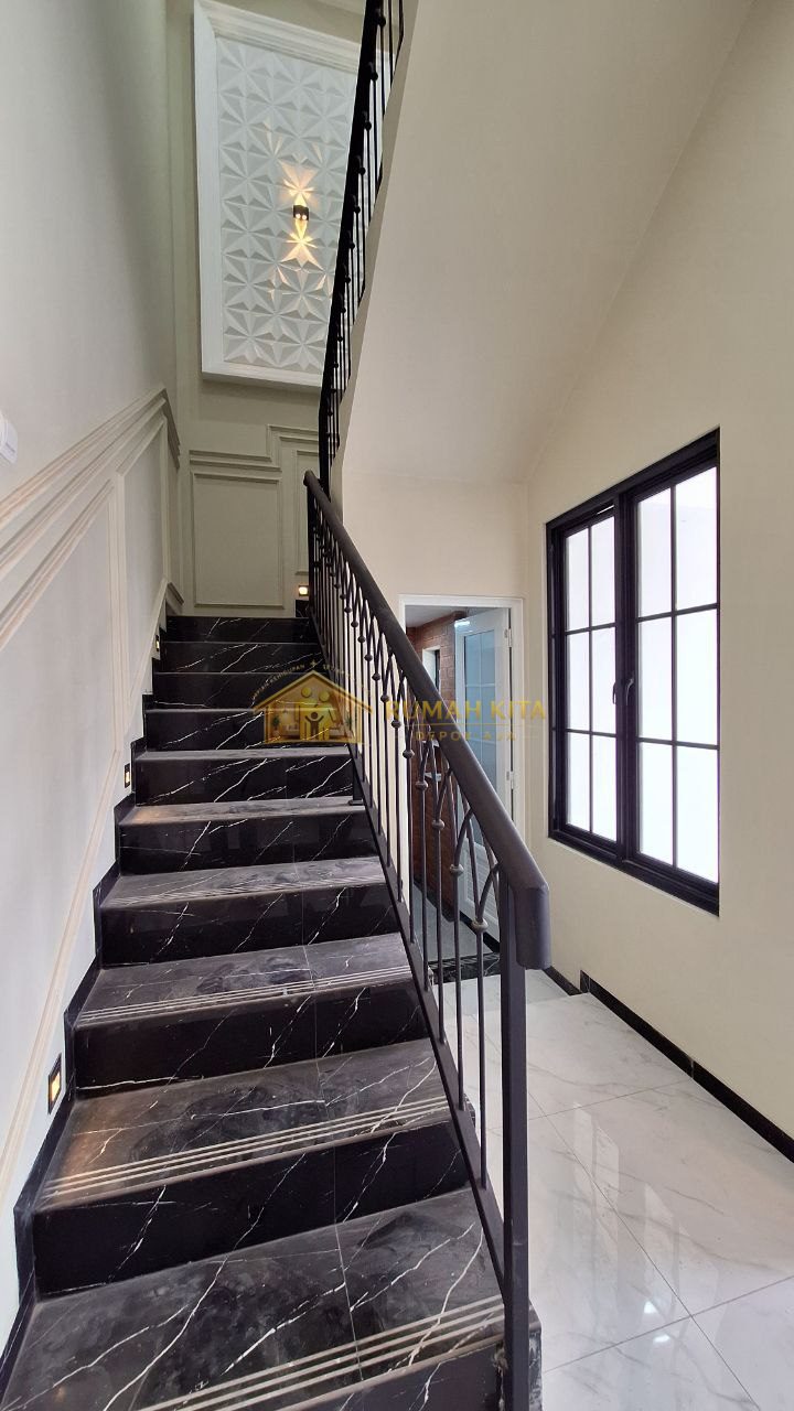 Tangga Rumah 2 lantai Nempel Taman Merdeka Sukmajaya Depok