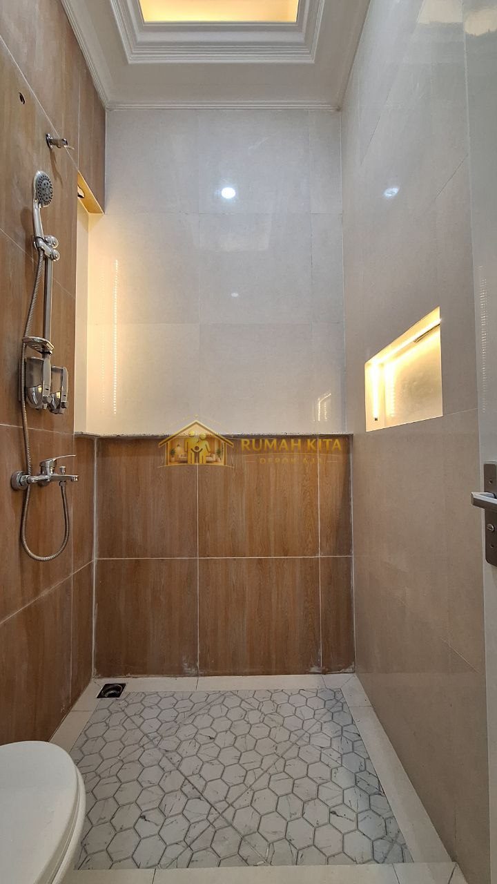 Kamar Mandi Rumah 2 lantai Nempel Taman Merdeka Sukmajaya Depok