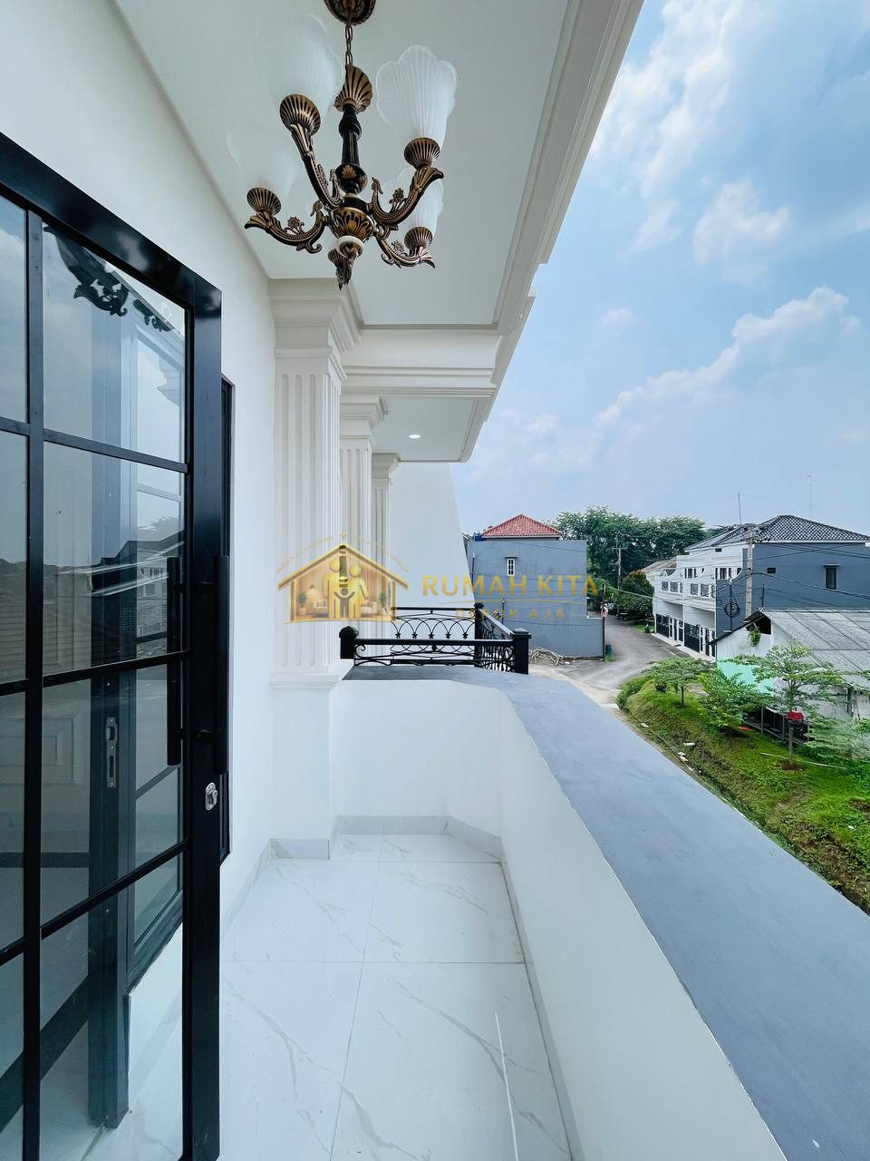 Balkon Rumah Mewah 2 Lantai Dekat Grand Depok City