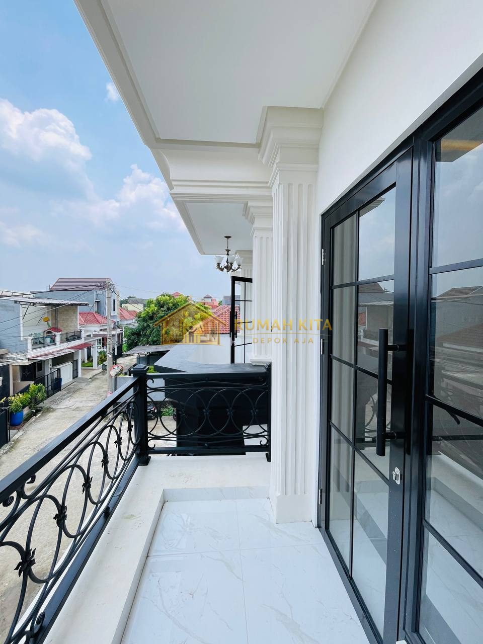 Balkon Rumah Mewah 2 Lantai Dekat Grand Depok City