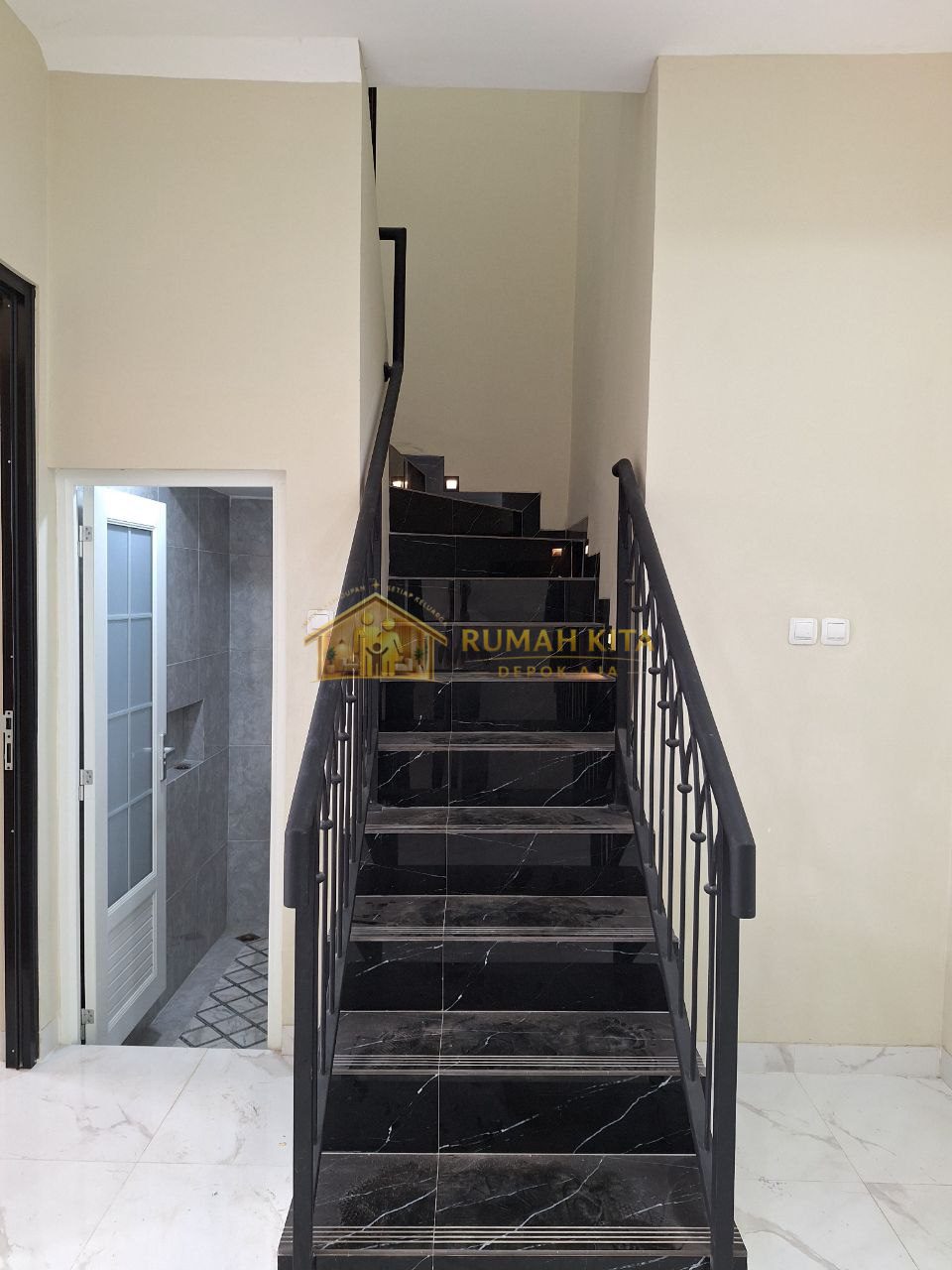 Tangga Rumah Klasik Mewah 2 Lantai 300 Meter Ke Jalan Juanda Depok
