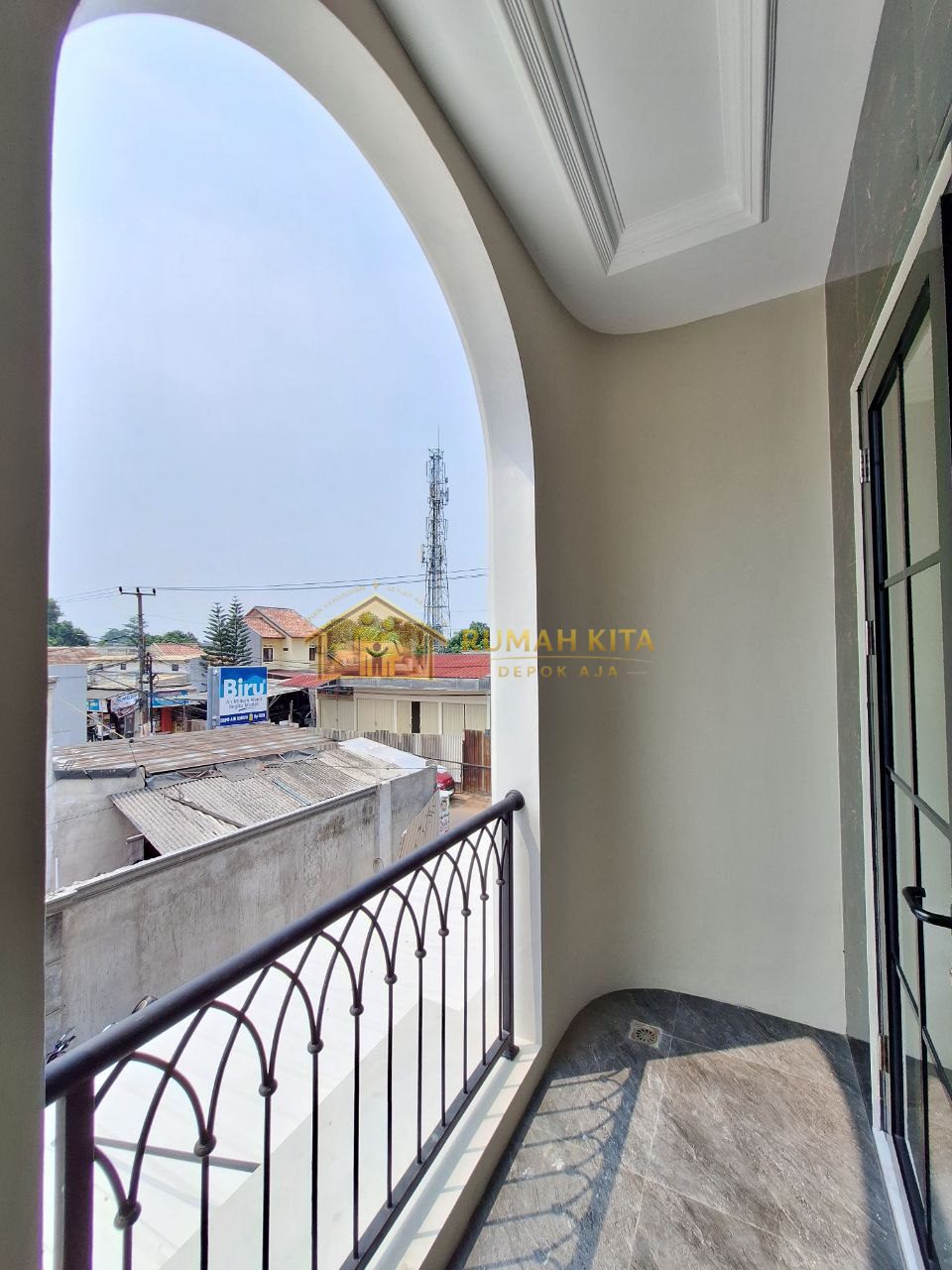 Balkon Rumah Klasik Mewah 2 Lantai 300 Meter Ke Jalan Juanda Depok