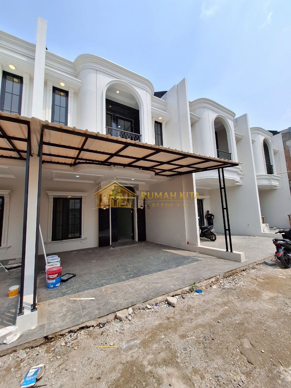 Fasad Rumah Klasik Mewah 2 Lantai 300 Meter Ke Jalan Juanda Depok