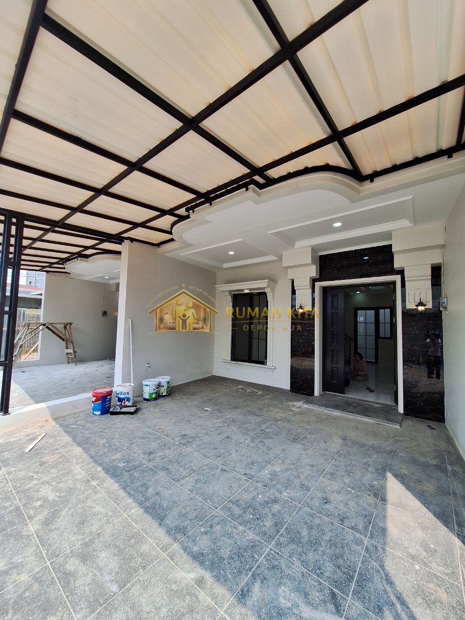 Carport Rumah Klasik Mewah 2 Lantai 300 Meter Ke Jalan Juanda Depok