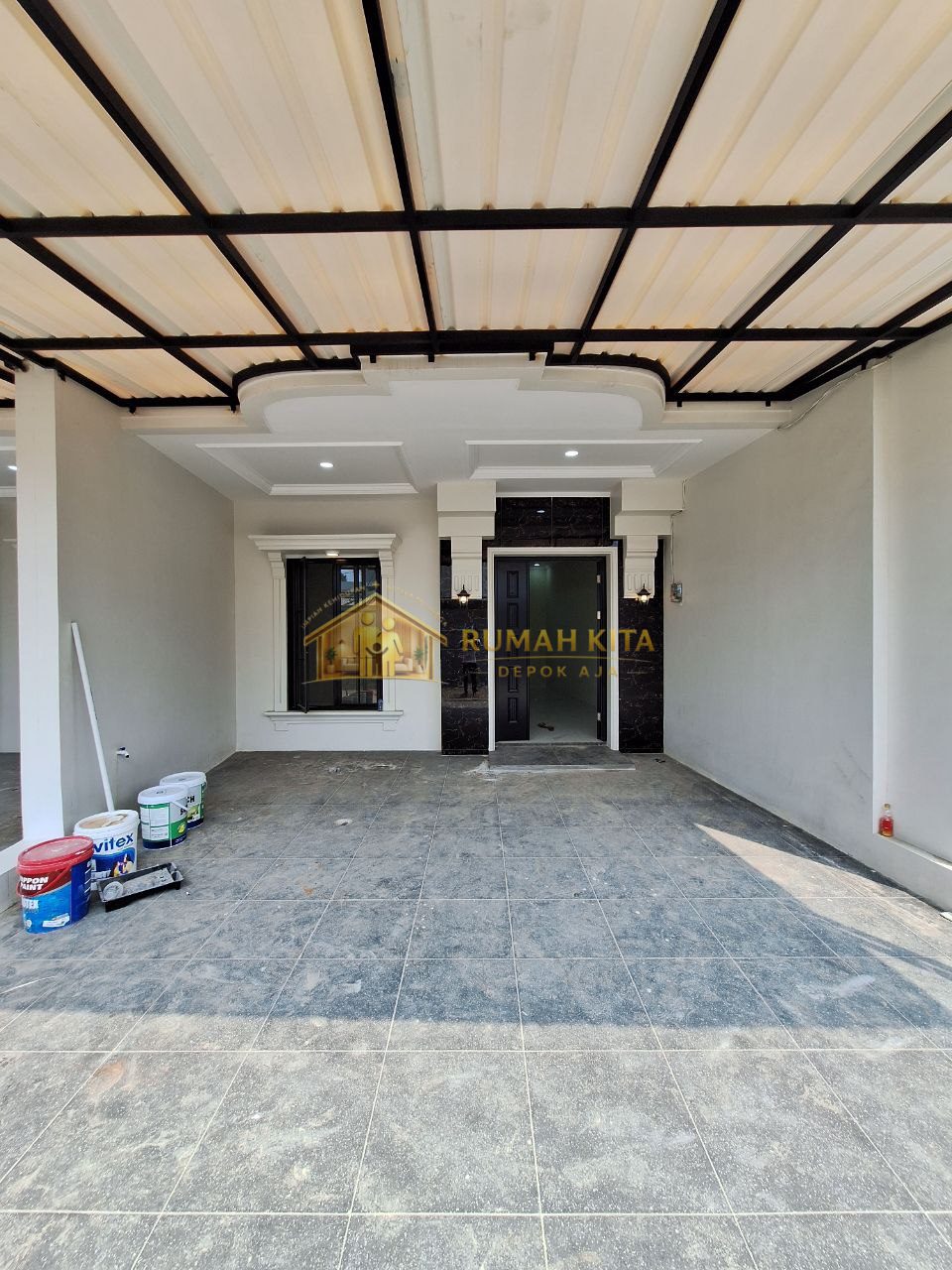 Carport Rumah Klasik Mewah 2 Lantai 300 Meter Ke Jalan Juanda Depok
