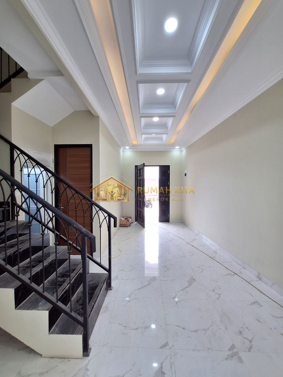 Ruang Tamu Rumah Klasik Mewah 2 Lantai 300 Meter Ke Jalan Juanda Depok