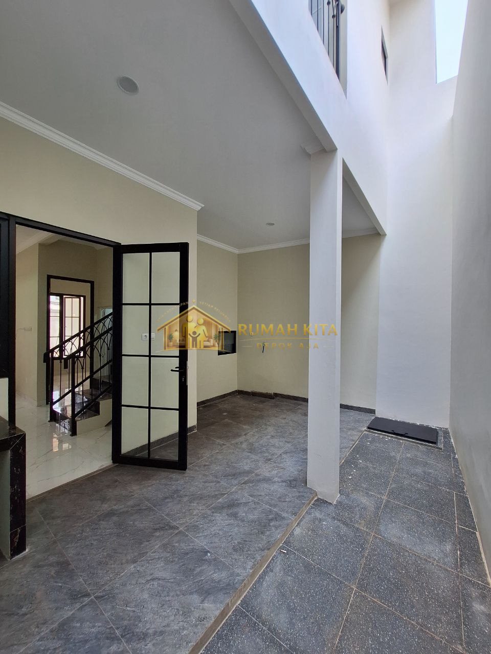 Halaman Rumah Klasik Mewah 2 Lantai 300 Meter Ke Jalan Juanda Depok