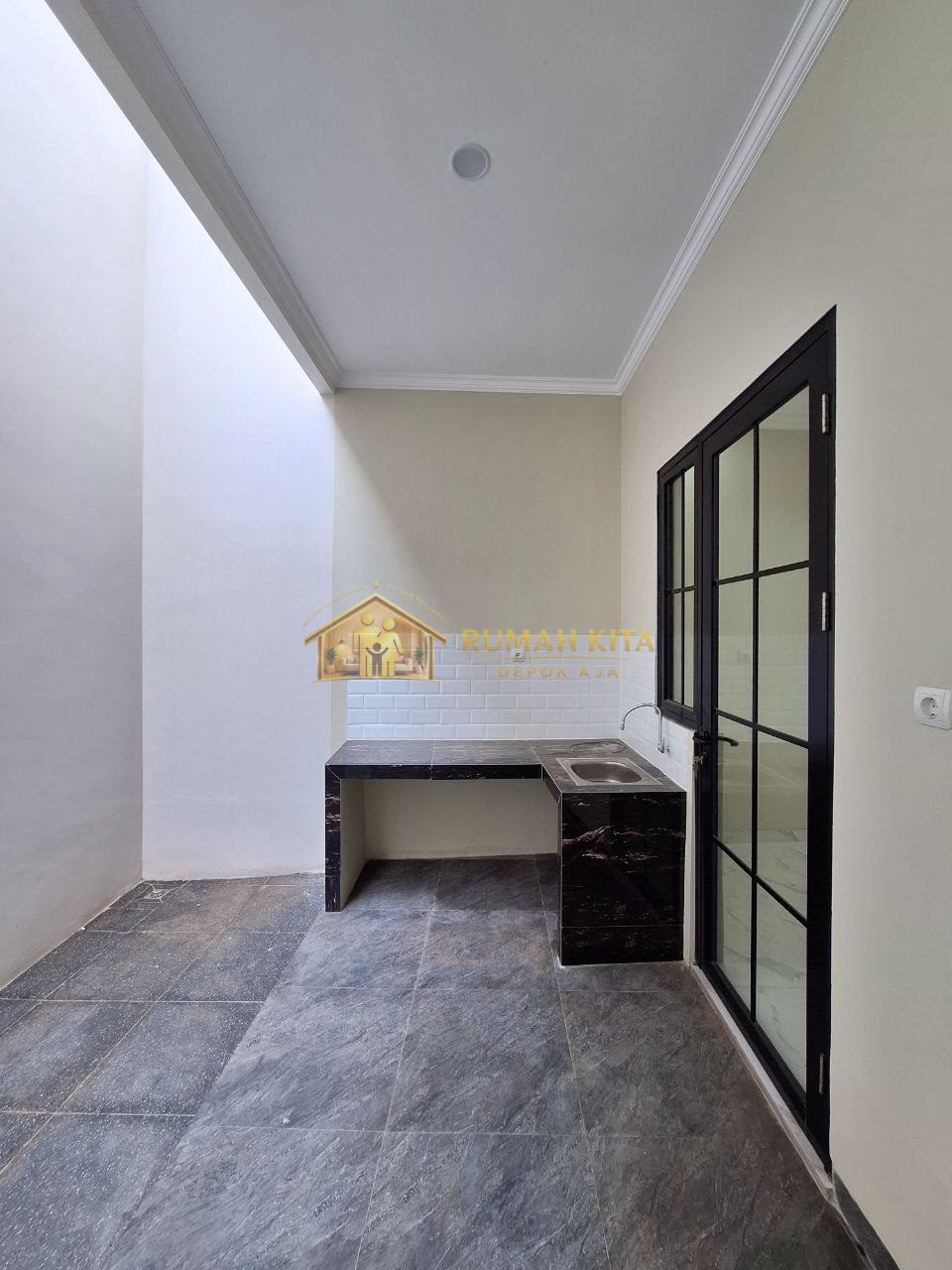 Dapur Rumah Klasik Mewah 2 Lantai 300 Meter Ke Jalan Juanda Depok