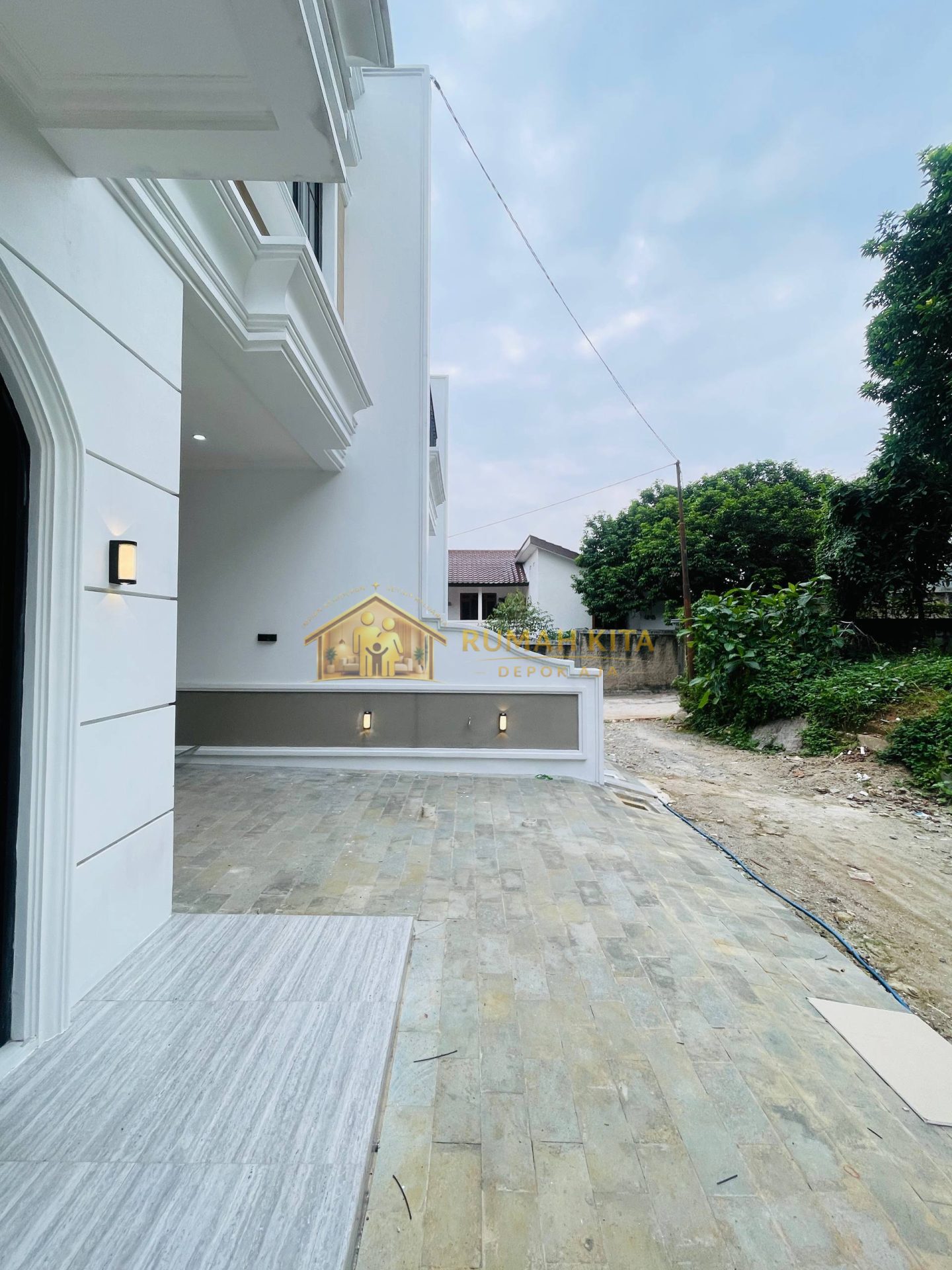 Teras Rumah 2 Lantai Dekat Kampus JGU GDC Depok